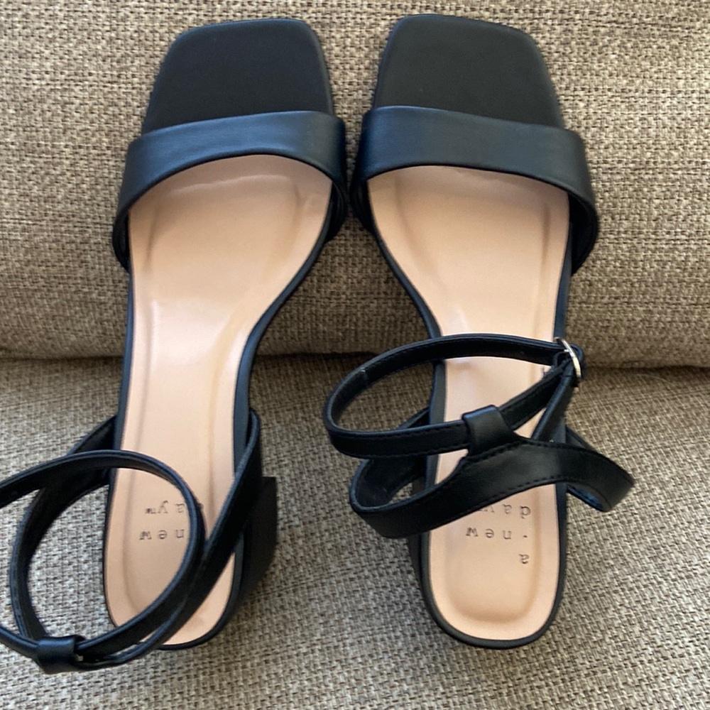 Girls sandals size 6.5 brand new never worn